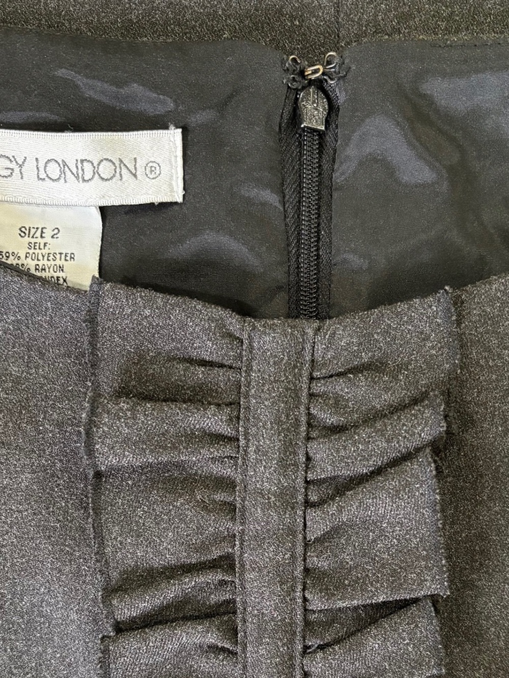 Maggy London Dark Shimmery Charcoal Ruffle Placket Cap Sleeve Shift Dress Size 2 - Picture 3 of 4